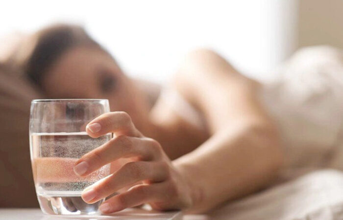Vì sao nên uống nước sau khi quan hệ tình dục, không nên uống rượu trước khi sex?