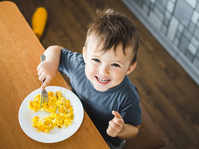Vì sao trẻ em ăn trứng giúp phát triển chiều cao?