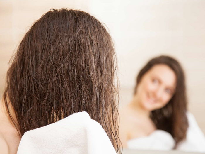 Tại sao bạn không nên đi ngủ khi tóc còn ướt?