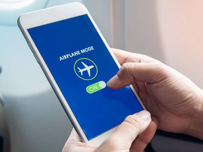 Vì sao phải tắt nguồn điện thoại hoặc bật chế độ máy bay khi đi máy bay?