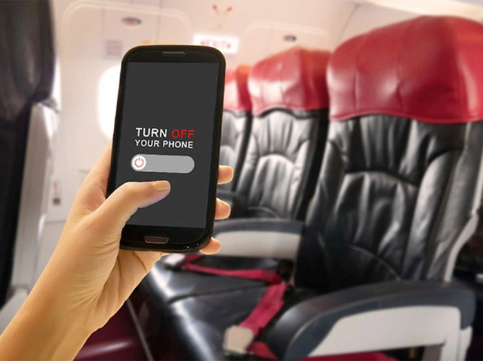 Vì sao phải tắt nguồn điện thoại hoặc bật chế độ máy bay khi đi máy bay?